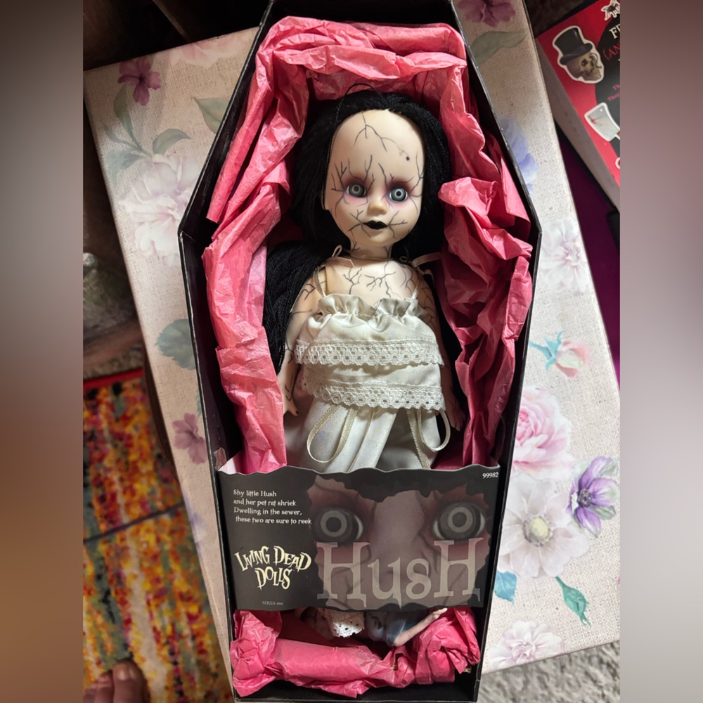 Living Dead Dolls "Hush" - Picture 2 of 4
